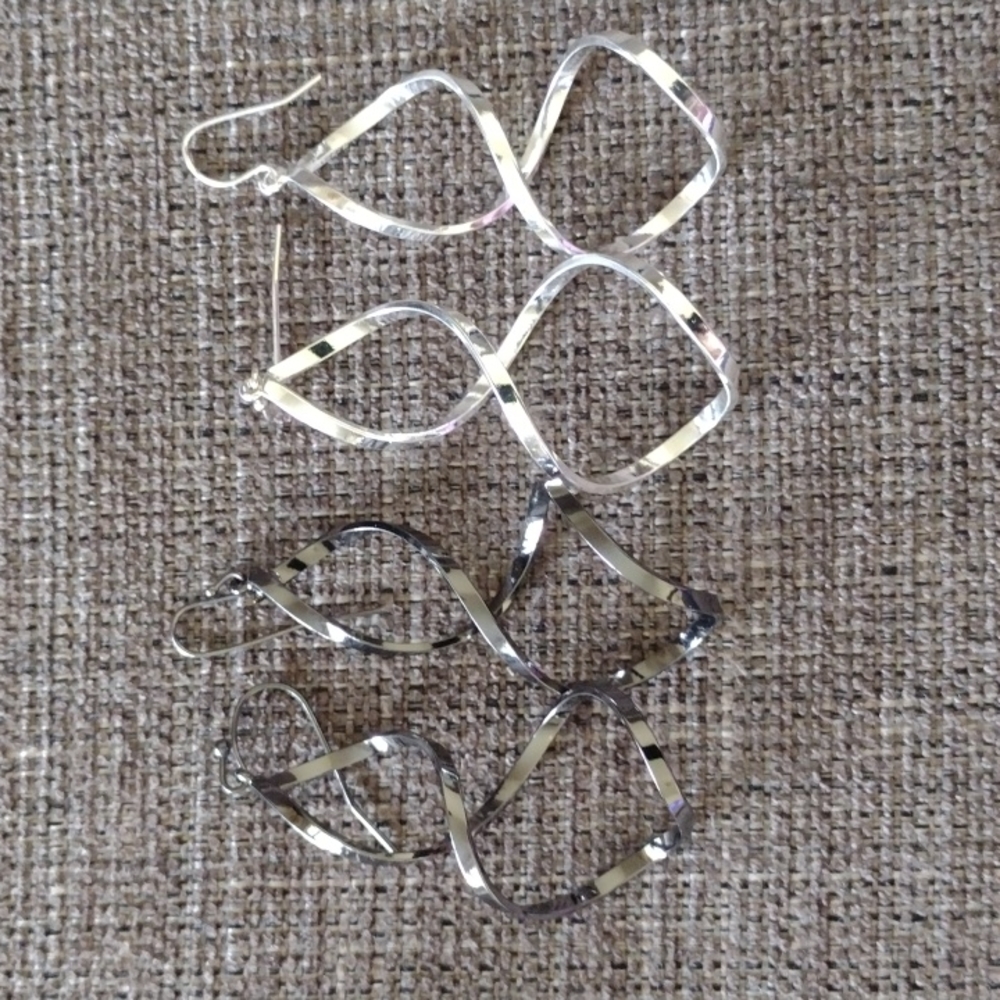 NWOT 2 pairs of unusual twisty earrning, one pair silver and one pair black